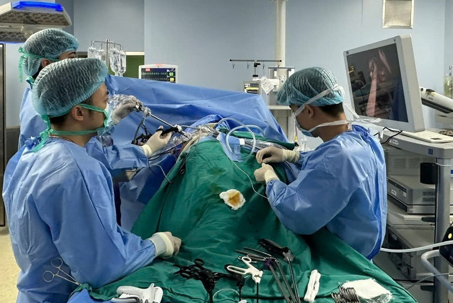 Các bác sĩ thực hiện ca ghép thận tự thân đầu tiên tại Việt Nam. Các bác sĩ thực hiện ca ghép thận tự thân đầu tiên tại Việt Nam.