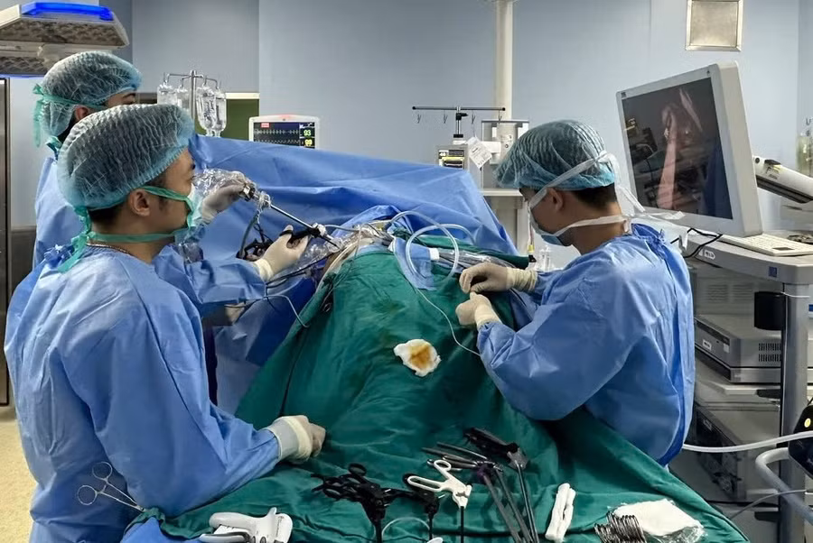 Các bác sĩ thực hiện ca ghép thận tự thân đầu tiên tại Việt Nam.