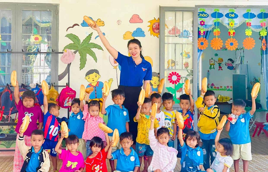 Niềm vui của học sinh điểm Trường Mẫu giáo Họa Mi khi được nhận bánh mì miễn phí từ Phó Bí thư Chi đoàn buôn Tơ Khế. Ảnh: Vũ Chi Niềm vui của học sinh điểm Trường Mẫu giáo Họa Mi khi được nhận bánh mì miễn phí từ Phó Bí thư Chi đoàn buôn Tơ Khế Nay Thị Thu Hà.