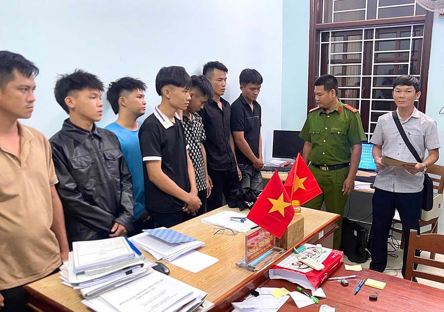 Công an phường Hoài Nhơn Nam bắt giữ nhóm 6 đối tượng về hành vi mua bán, tổ chức sử dụng trái phép chất ma túy. Ảnh: ĐVCC Công an phường Hoài Nhơn Nam bắt giữ nhóm 6 đối tượng về hành vi mua bán, tổ chức sử dụng trái phép chất ma túy.