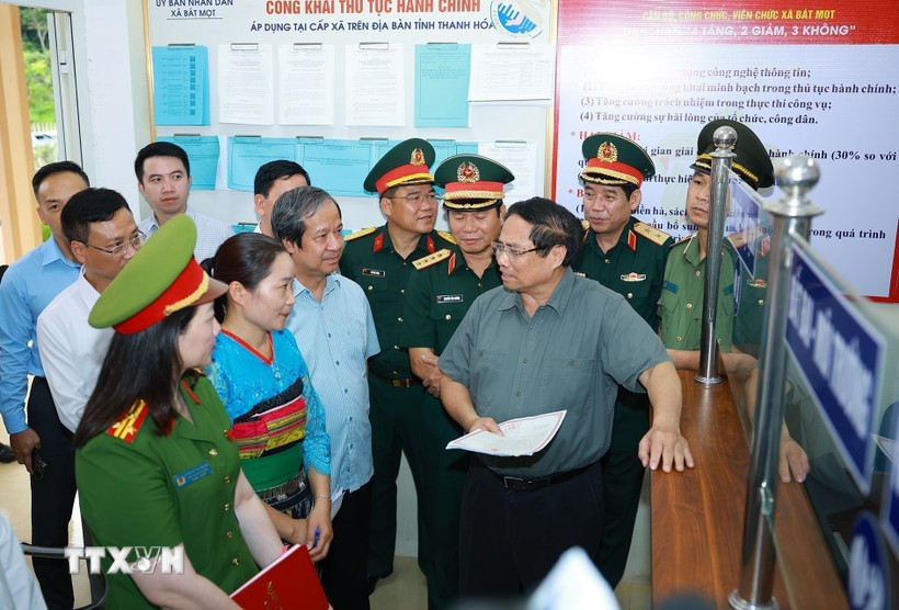 Thủ tướng Phạm Minh Chính kiểm tra chất lượng phục vụ người dân của Trung tâm Phục vụ hành chính công xã Bát Mọt, tỉnh Thanh Hóa. (Ảnh: Dương Giang/TTXVN) Thủ tướng Phạm Minh Chính kiểm tra chất lượng phục vụ người dân của Trung tâm Phục vụ hành chính công xã Bát Mọt, tỉnh Thanh Hóa. (Ảnh: Dương Giang/TTXVN)