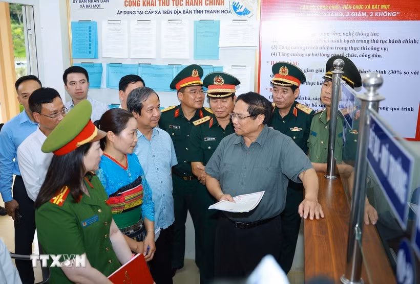 Thủ tướng Phạm Minh Chính kiểm tra chất lượng phục vụ người dân của Trung tâm Phục vụ hành chính công xã Bát Mọt, tỉnh Thanh Hóa. (Ảnh: Dương Giang/TTXVN)