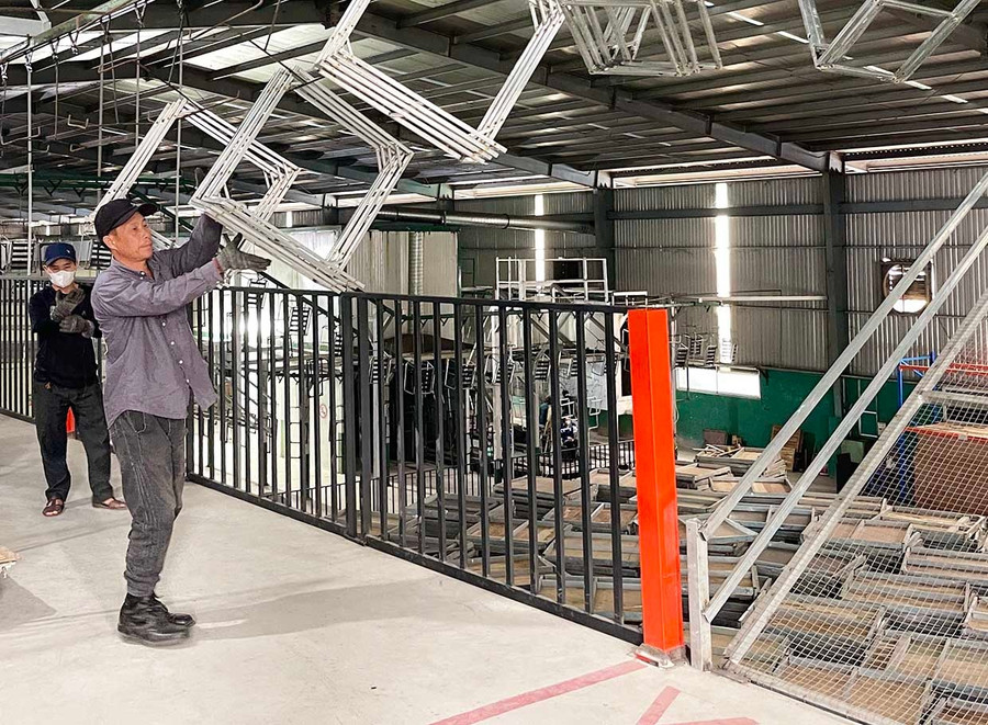 Hệ thống phun sơn tự động ở Công ty TNHH Tổng hợp Tân Đại Hưng (Khu công nghiệp Nhơn Hội - Khu A, phường Quy Nhơn Đông). Ảnh: Hải Yến Hệ thống phun sơn tự động ở Công ty TNHH Tổng hợp Tân Đại Hưng.