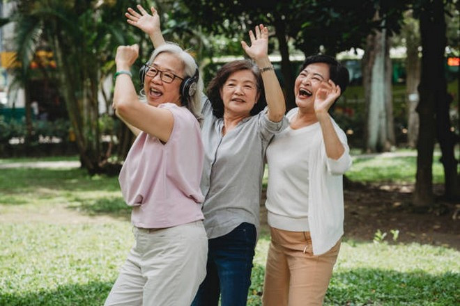 (Ảnh: iStock) Chăm sóc sức khỏe tinh thần cũng quan trọng như điều trị bệnh thể chất, vì stress mạn tính là “kẻ hủy diệt thầm lặng” của tế bào thần kinh.