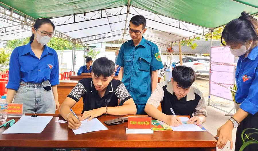 Thanh niên phường Quy Nhơn Nam viết đơn tình nguyện nhập ngũ trong ngày phường tổ chức khám sơ tuyển sức khỏe.