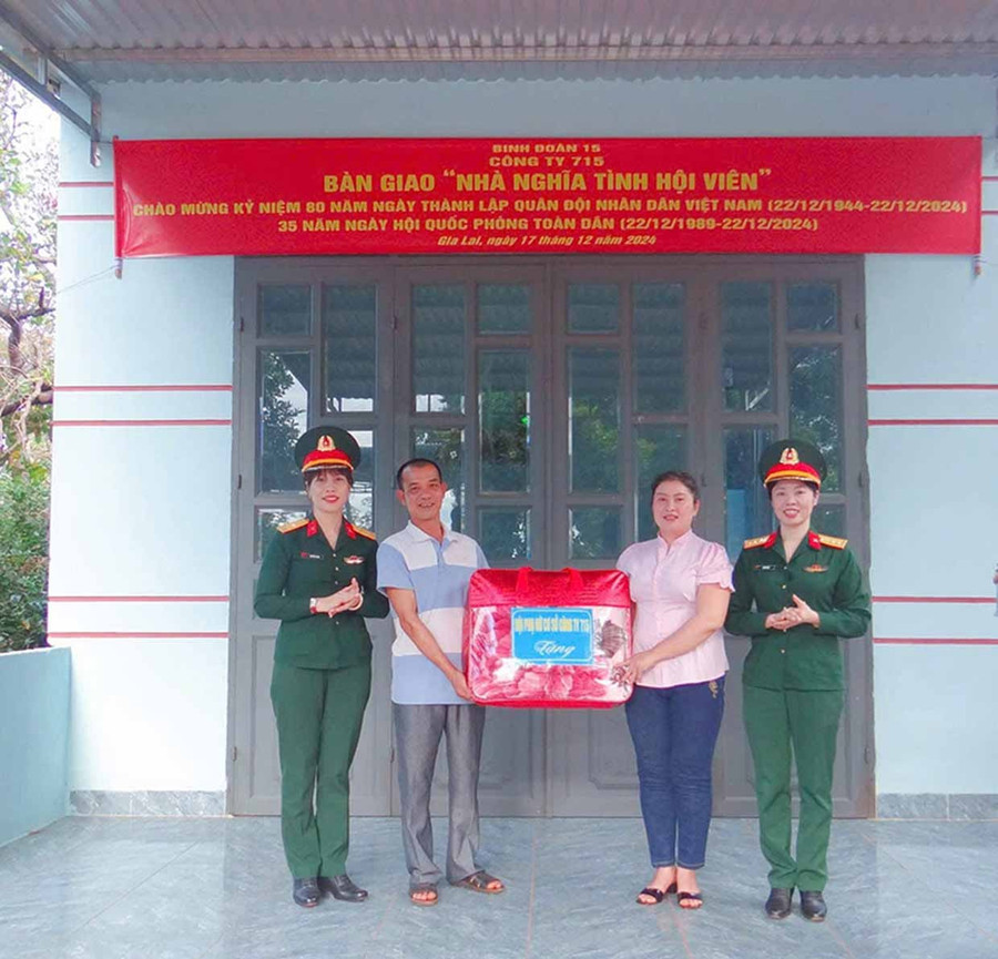 Hội Phụ nữ Đoàn Kinh tế - Quốc phòng 715 (Binh đoàn 15) tặng nhà “Nghĩa tình hội viên” cho gia đình chị Phạm Thị Thu, ở làng Mít Jép, xã Ia O. Ảnh: Thanh Quý Hội Phụ nữ Đoàn Kinh tế - Quốc phòng 715 (Binh đoàn 15) tặng nhà “Nghĩa tình hội viên” cho gia đình chị Phạm Thị Thu, ở làng Mít Jép, xã Ia O.