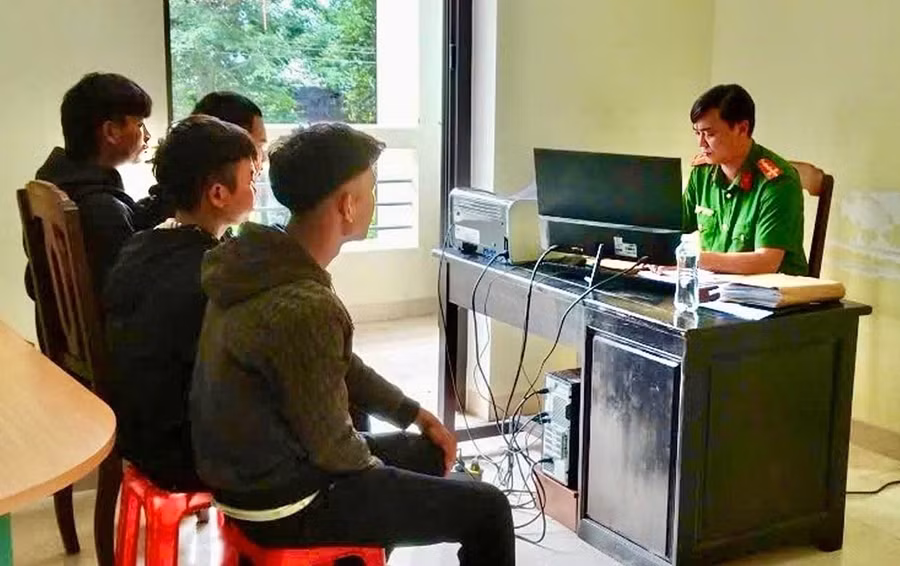 Công an xã Ia Pa gặp gỡ và tư vấn, hướng nghiệp cho người chấp hành xong án phạt tù tại địa phương.