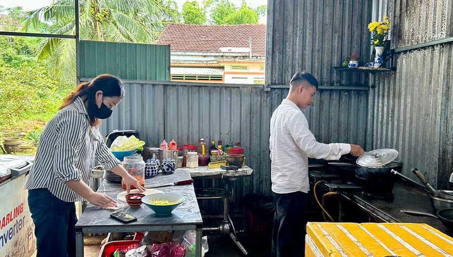 Với nguồn vốn vay 100 triệu đồng, anh N.T.G. (xã Vạn Đức) đã thực hiện được ước mơ mở quán ăn gia đình tại quê nhà. Ảnh: K.A Với nguồn vốn vay 100 triệu đồng, anh N.T.G. (xã Vạn Đức) đã thực hiện được ước mơ mở quán ăn gia đình tại quê nhà.