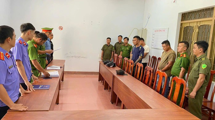 Cơ quan điều tra khởi tố, bắt tạm giam 4 đối tượng đánh người khi tranh giành khách. Cơ quan điều tra khởi tố, bắt tạm giam 4 đối tượng đánh người khi tranh giành khách.