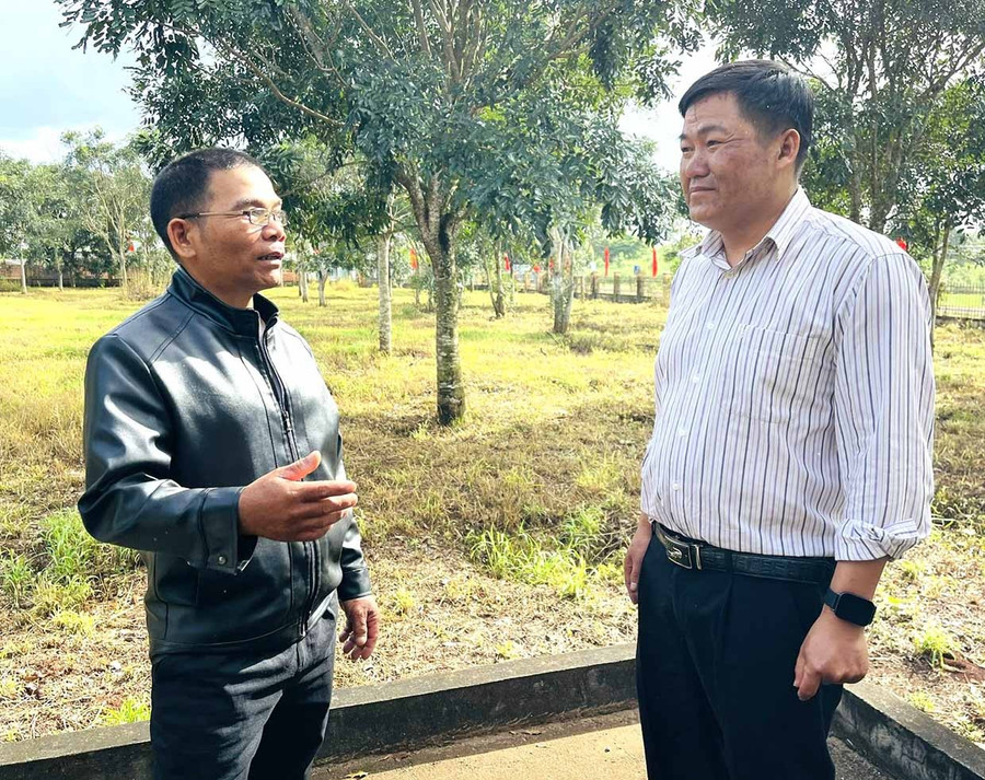 Ông Yôl (bìa trái) trao đổi về việc triển khai các phong trào, cuộc vận động của thôn với Chủ tịch Ủy ban MTTQ Việt Nam xã Kon Gang. Ảnh: Phương Dung Ông Yôl (bìa trái) trao đổi về việc triển khai các phong trào, cuộc vận động của thôn với Chủ tịch Ủy ban MTTQ Việt Nam xã Kon Gang.
