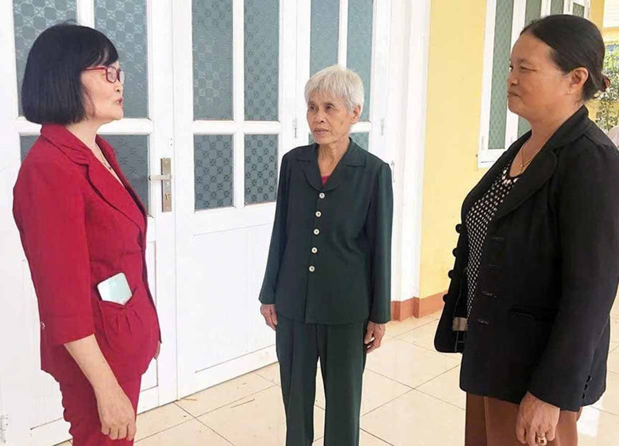 Bà Trần Thị Như Hoa (bìa trái) trao đổi với hội viên người cao tuổi của thôn. Ảnh: Phương Dung Bà Trần Thị Như Hoa (bìa trái) trao đổi với hội viên người cao tuổi của thôn.