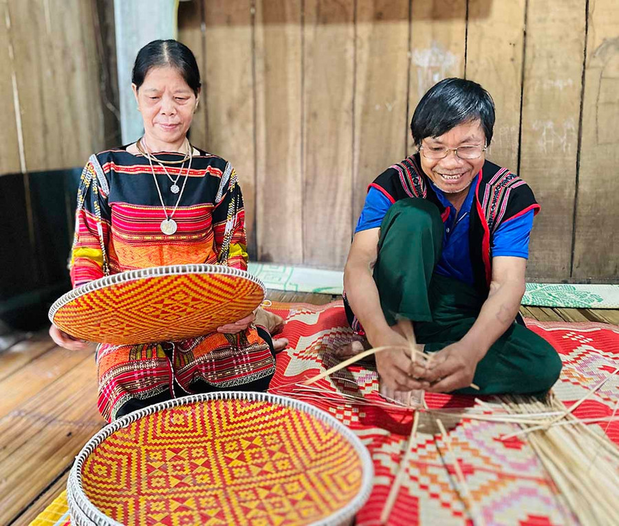 Vợ chồng ông Đinh Văn Rất (xã Kim Sơn) tranh thủ lúc nông nhàn đan đát để kiếm thêm thu nhập và gìn giữ nghề của cha ông truyền lại. Ảnh: D.Đ Vợ chồng ông Đinh Văn Rất (xã Kim Sơn) tranh thủ lúc nông nhàn đan đát để kiếm thêm thu nhập và gìn giữ nghề của cha ông truyền lại.
