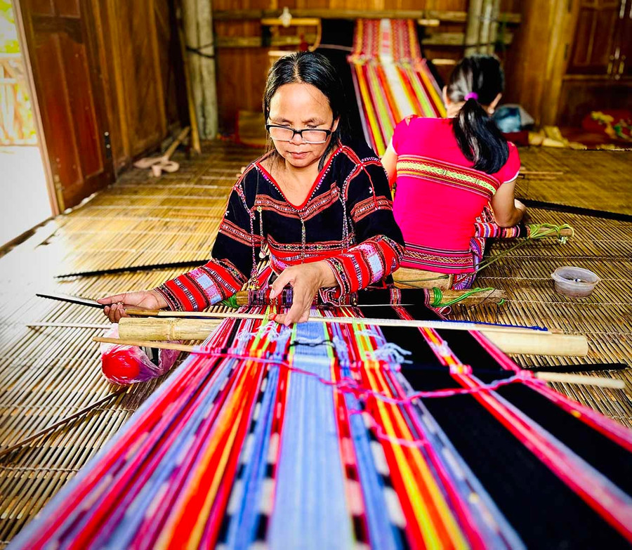 Bà Đinh Thị Bông (xã Vân Canh) dệt tấm thổ cẩm do người dân trong làng đặt mua. Ảnh: D.Đ Bà Đinh Thị Bông (xã Vân Canh) dệt tấm thổ cẩm do người dân trong làng đặt mua.
