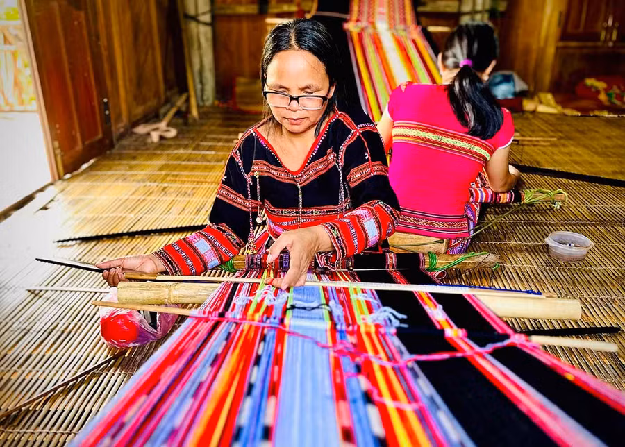 Các ngành nghề thủ công truyền thống là thế mạnh để Gia Lai phát triển thành sản phẩm dịch vụ trong ngành công nghiệp văn hóa. Ảnh: D.Đ