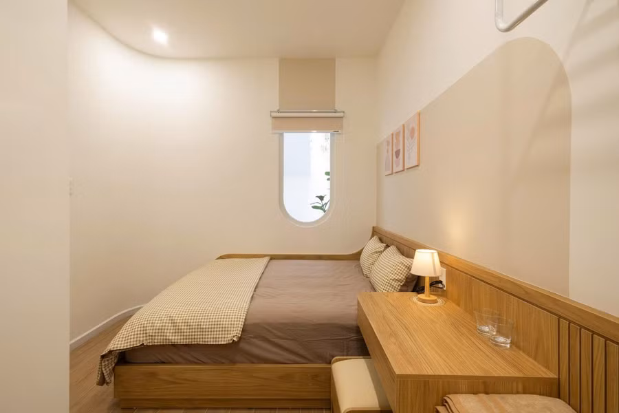 Không gian các phòng ngủ nhỏ, sử dụng giải pháp bo góc, đưa đường cong vào trong thiết kế, tạo sự mềm mại lưu chuyển trong không gian.