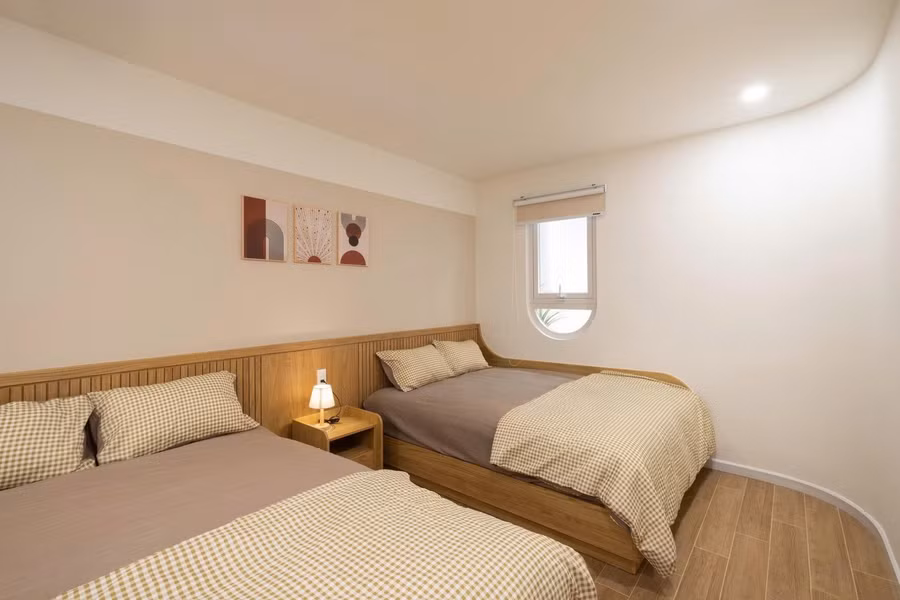 Không gian các phòng ngủ nhỏ, sử dụng giải pháp bo góc, đưa đường cong vào trong thiết kế, tạo sự mềm mại lưu chuyển trong không gian.