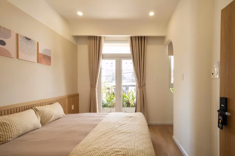 Không gian các phòng ngủ nhỏ, sử dụng giải pháp bo góc, đưa đường cong vào trong thiết kế, tạo sự mềm mại lưu chuyển trong không gian.