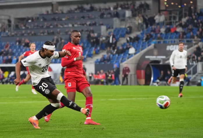 Serge Gnabry suýt có bàn mở tỉ số ở phút thứ 4 Serge Gnabry suýt có bàn mở tỉ số ở phút thứ 4
