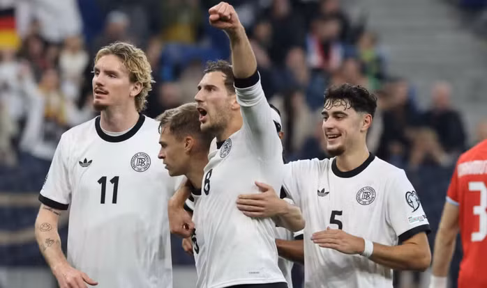 Tuyển Đức vươn lên dẫn đầu bảng A