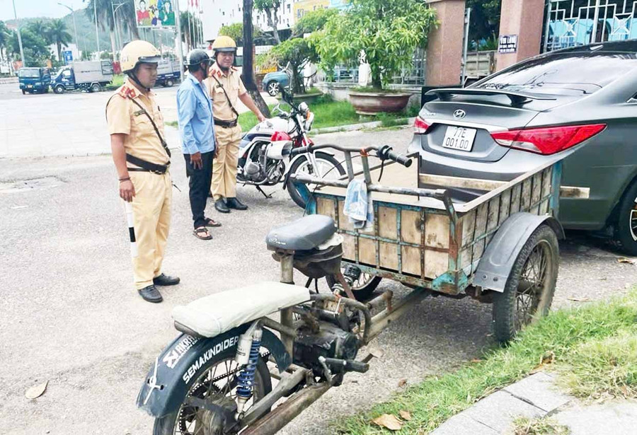 Cảnh sát giao thông vận động một trường hợp không lưu thông xe 3 bánh trên đường phố. Ảnh: K.A Cảnh sát giao thông vận động một trường hợp không lưu thông xe 3, 4 bánh trên đường phố.