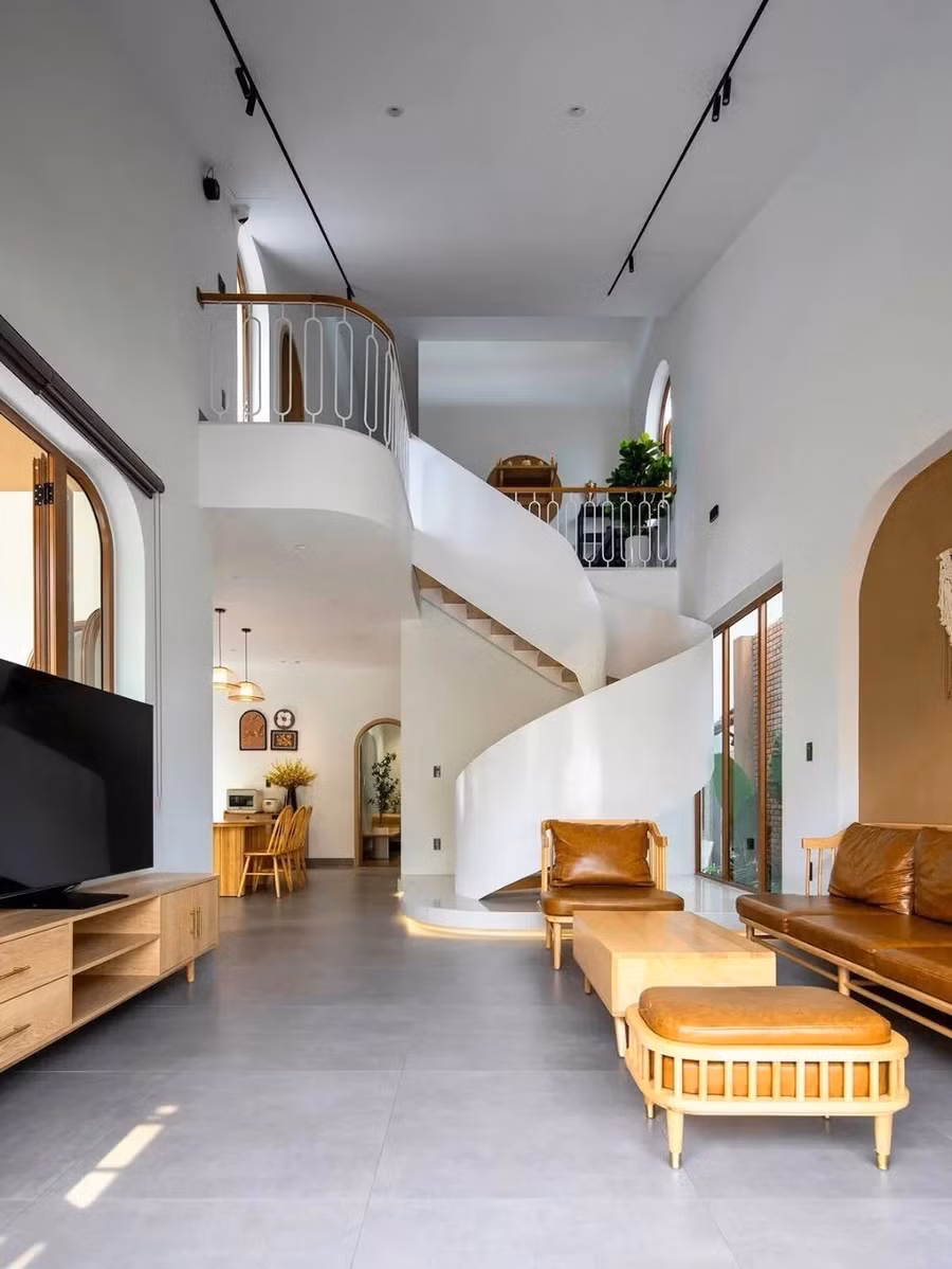 Điểm nhấn là cầu thang xoắn trắng vừa là kết nối giao thông, vừa như tác phẩm điêu khắc trung tâm.