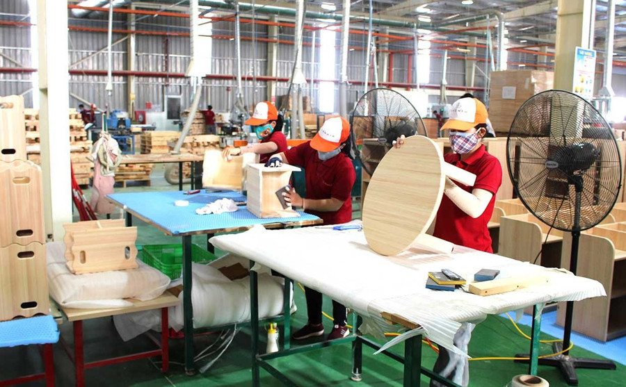 Hoạt động chế biến đồ gỗ xuất khẩu của doanh nghiệp trong Khu công nghiệp Nhơn Hội A. Ảnh: N.H Hoạt động chế biến đồ gỗ xuất khẩu của doanh nghiệp trong Khu công nghiệp Nhơn Hội A.