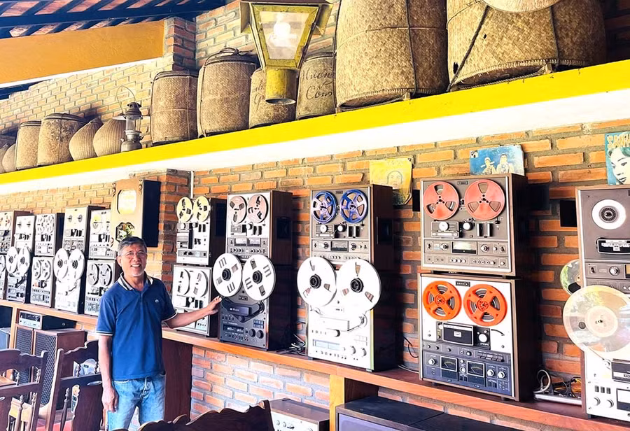 Ông Hiền bên những chiếc máy cối thương hiệu Akai. Ảnh: Phương Dung