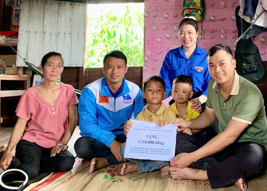 Chị Nay Thị Thu Hà (ngồi sau) trở thành cầu nối giúp đỡ thường xuyên cho em R'Ô Tim. Ảnh: Vũ Chi Chị Nay Thị Thu Hà (ngồi sau) cùng các anh chị Đoàn xã trở thành cầu nối giúp đỡ thường xuyên cho em Rơ Ô Tim.