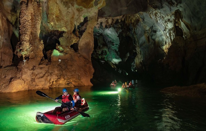 Du khách đến khám phá hang động ở Vườn quốc gia Phong Nha - Kẻ Bàng Du khách đến khám phá hang động ở Vườn quốc gia Phong Nha - Kẻ Bàng
