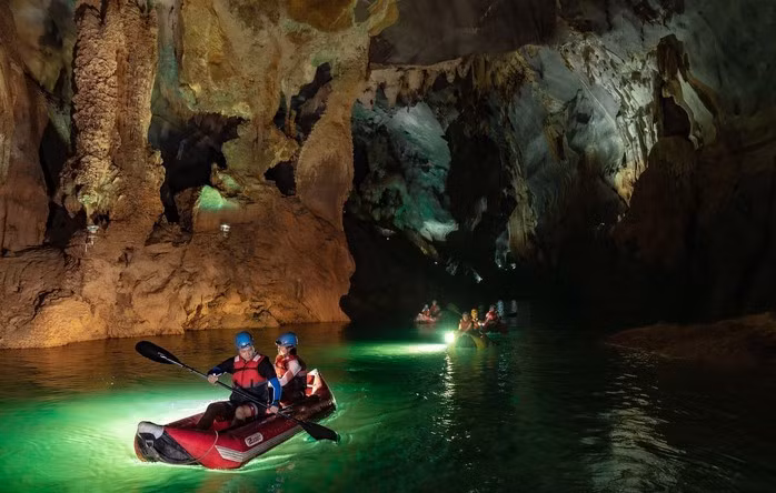 Du khách đến khám phá hang động ở Vườn quốc gia Phong Nha - Kẻ Bàng