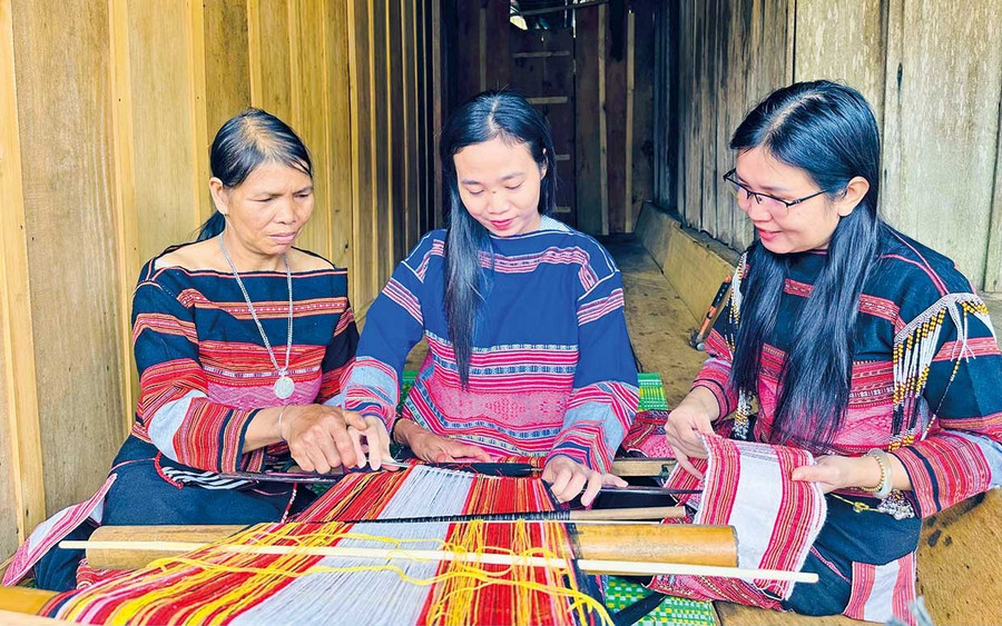 Bà Đinh Thị Chớ (bìa trái) hướng dẫn chị em phụ nữ trong xã dệt thổ cẩm những lúc nông nhàn. Ảnh: D.Đ Bà Đinh Thị Chớ (bìa trái) cầm tay hướng dẫn một số chị em phụ nữ trong xã dệt thổ cẩm những lúc nông nhàn, rảnh rỗi. Ảnh: D.Đ