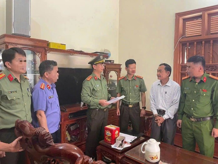 Cơ quan chức năng đọc lệnh bắt giữ Nguyễn Duy Niệm. Ảnh: Công an cung cấp Cơ quan chức năng đọc lệnh bắt giữ Nguyễn Duy Niệm. Ảnh: Công an cung cấp