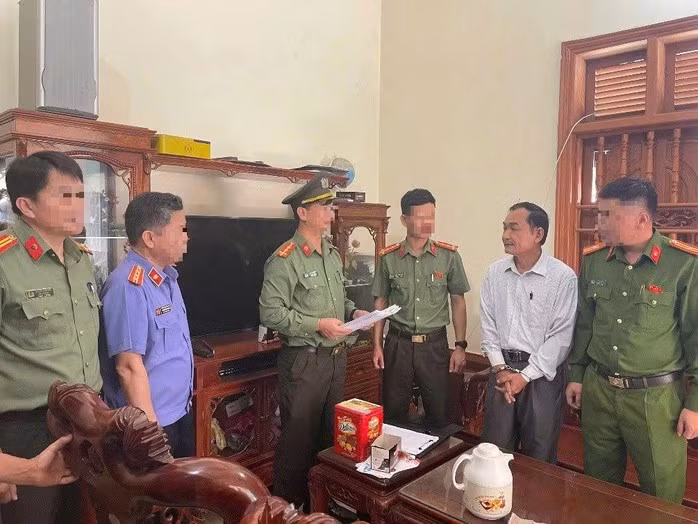 Cơ quan chức năng đọc lệnh bắt giữ Nguyễn Duy Niệm. Ảnh: Công an cung cấp