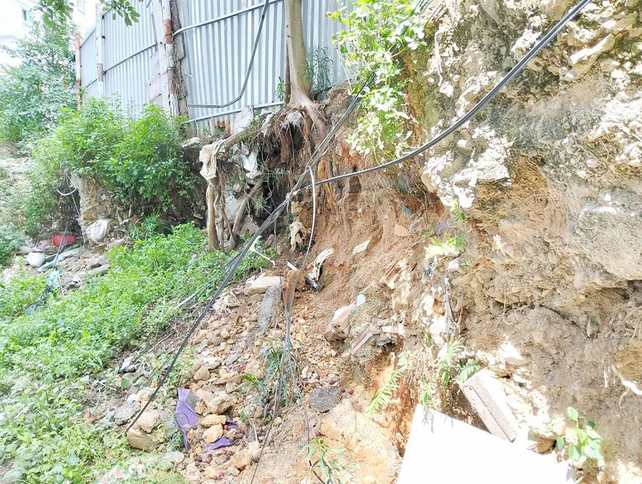 Khu vực phía Đông Bắc chung cư Hoàng Văn Thụ đã xảy ra tình trạng sạt lở đất, nếu không sớm có biện pháp khắc phục sẽ gây ra nhiều hệ lụy. Ảnh: V.L Khu vực phía Đông Bắc chung cư Hoàng Văn Thụ đã xảy ra tình trạng sạt lở đất, nếu không sớm có biện pháp khắc phục sẽ gây ra nhiều hệ lụy. Ảnh: V.L