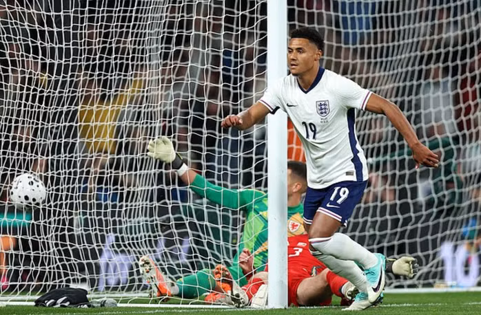 Ollie Watkins nhân đôi cách biệt cho 'Tam sư'