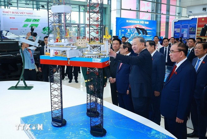 Tổng Bí thư Tô Lâm tham quan triển lãm thành tựu phát triển khoa học, công nghệ và đổi mới sáng tạo và chuyển đổi số của Chính phủ. (Ảnh: Dương Giang/TTXVN) Tổng Bí thư Tô Lâm tham quan triển lãm thành tựu phát triển khoa học, công nghệ và đổi mới sáng tạo và chuyển đổi số của Chính phủ. (Ảnh: Dương Giang/TTXVN)
