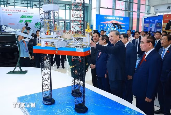 Tổng Bí thư Tô Lâm tham quan triển lãm thành tựu phát triển khoa học, công nghệ và đổi mới sáng tạo và chuyển đổi số của Chính phủ. (Ảnh: Dương Giang/TTXVN)