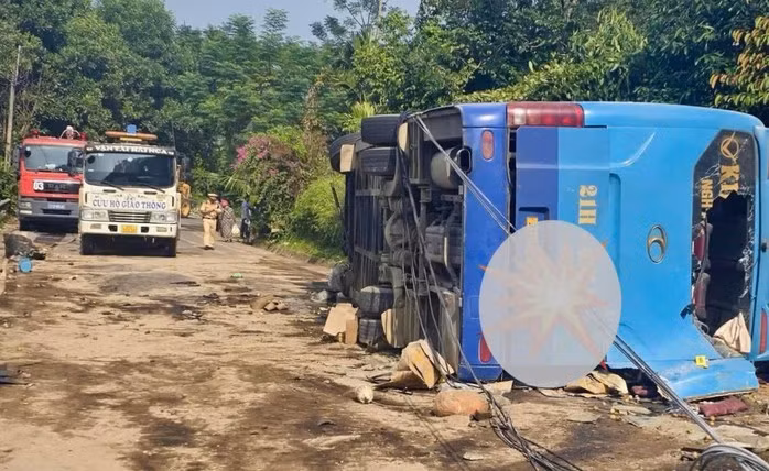 Hiện trường vụ tai nạn khiến 3 người chết, nhiều người bị thương. Ảnh: MXH