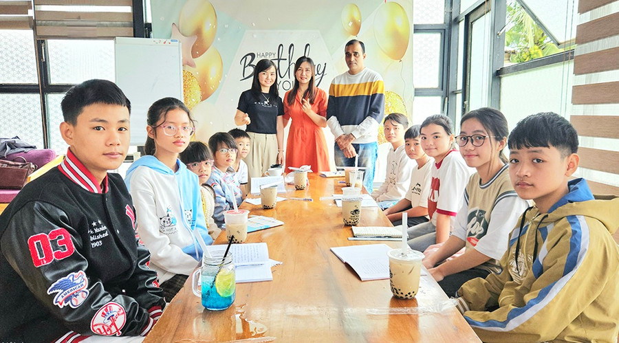 Các thầy cô Trường Quốc tế Song ngữ UKA Gia Lai đồng hành cùng các em trong lớp học tiếng Anh miễn phí. Ảnh: Ngọc Duy ket-noi-yeu-thuong-them3.jpg