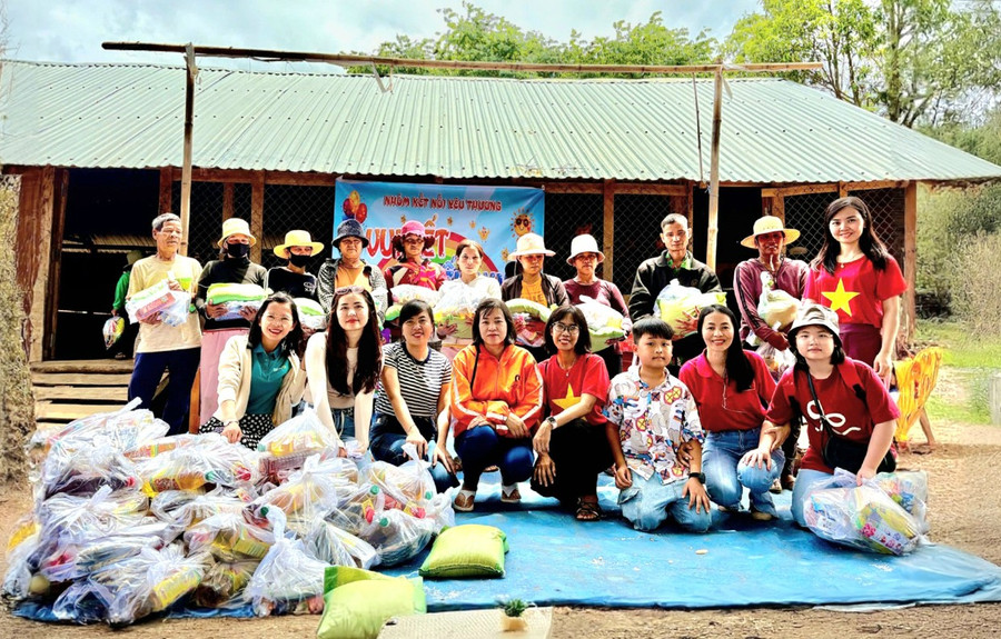 Nhóm Kết nối yêu thương lan tỏa tinh thần nhân ái đến các vùng khó khăn. Ảnh: Ngọc Duy Nhóm Kết nối yêu thương lan tỏa tinh thần nhân ái đến các vùng khó khăn.