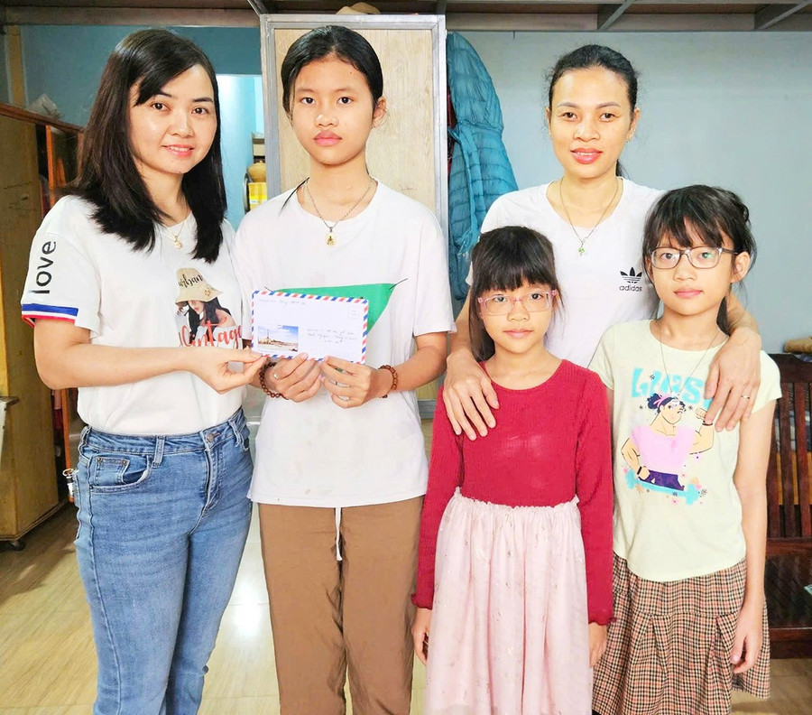 Chị Đỗ Thị Thùy – Trưởng nhóm Kết nối yêu thương (bìa trái) trao tiền hỗ trợ cho học sinh khó khăn. Ảnh Ngọc Duy Chị Đỗ Thị Thùy – Trưởng nhóm Kết nối yêu thương (bìa trái) trao tiền hỗ trợ cho học sinh khó khăn.