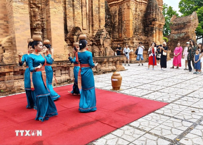 Biểu diễn nghệ thuật Chăm phục vụ du khách tại Di tích quốc gia đặc biệt Tháp Bà Pô Nagar (phường Bắc Nha Trang, Khánh Hòa). (Ảnh: Nguyễn Thành/TTXVN) Biểu diễn nghệ thuật Chăm phục vụ du khách tại Di tích quốc gia đặc biệt Tháp Bà Pô Nagar (phường Bắc Nha Trang, Khánh Hòa). (Ảnh: Nguyễn Thành/TTXVN)