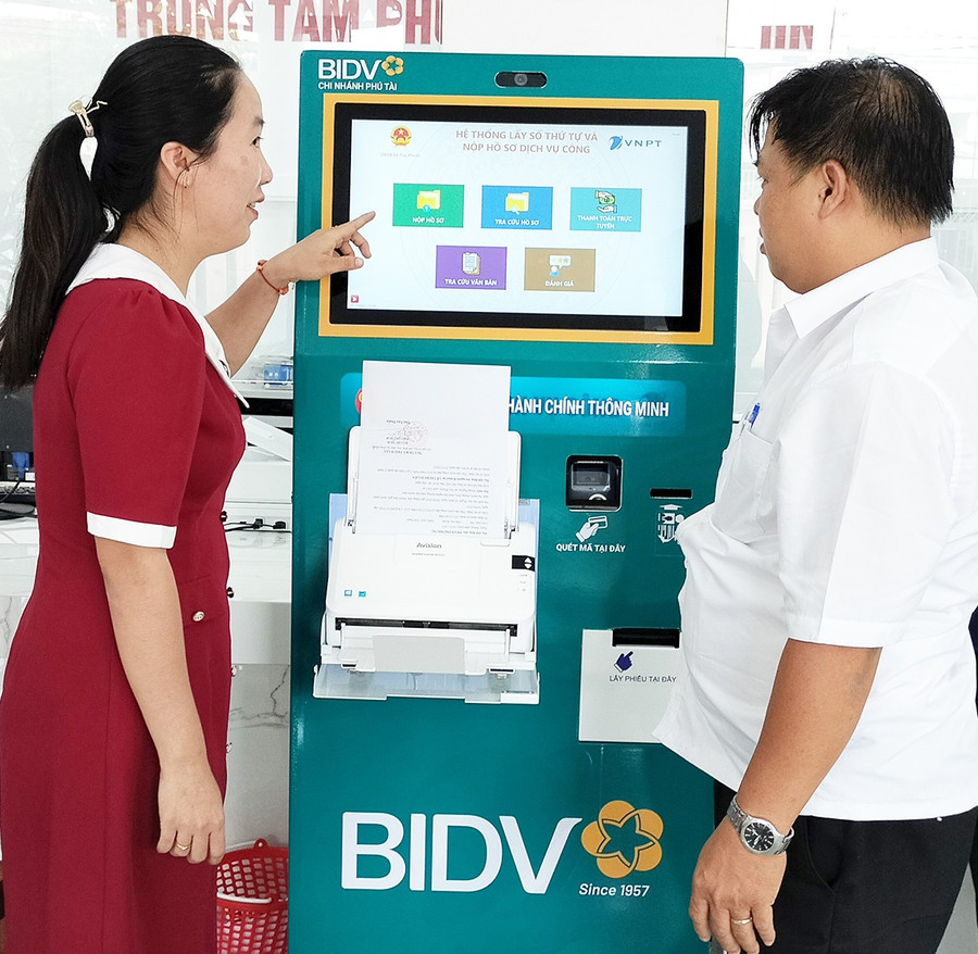Chị Nguyễn Thanh Tú (ở thôn Vân Hội 1, xã Tuy Phước) thực hiện thủ tục hành chính trên hệ thống kiosk đặt tại Trung tâm Phục vụ hành chính công xã Tuy Phước. Ảnh: T.Sỹ Chị Nguyễn Thanh Tú (ở thôn Vân Hội 1, xã Tuy Phước) thực hiện thủ tục hành chính trên hệ thống kiosk đặt tại Trung tâm Phục vụ hành chính công xã Tuy Phước. Ảnh: T.Sỹ