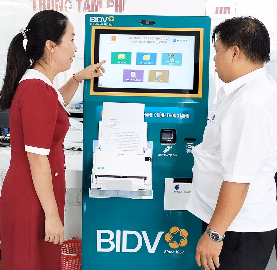 Chị Nguyễn Thanh Tú (ở thôn Vân Hội 1, xã Tuy Phước) thực hiện thủ tục hành chính trên hệ thống kiosk đặt tại Trung tâm Phục vụ hành chính công xã Tuy Phước. Ảnh: T.Sỹ