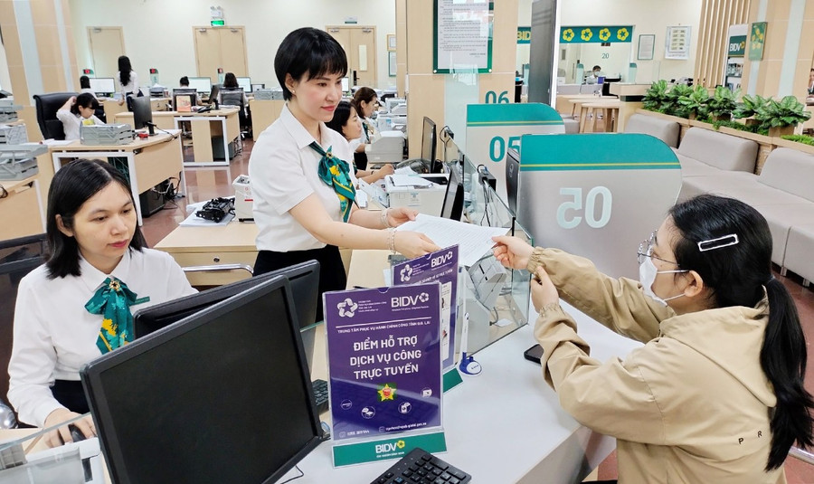 BIDV Bình Định bố trí khu vực riêng cùng nhân viên hỗ trợ người dân thực hiện dịch vụ công trực tuyến. Ảnh: T.Sỹ BIDV Bình Định bố trí khu vực riêng cùng nhân viên hỗ trợ người dân thực hiện dịch vụ công trực tuyến.