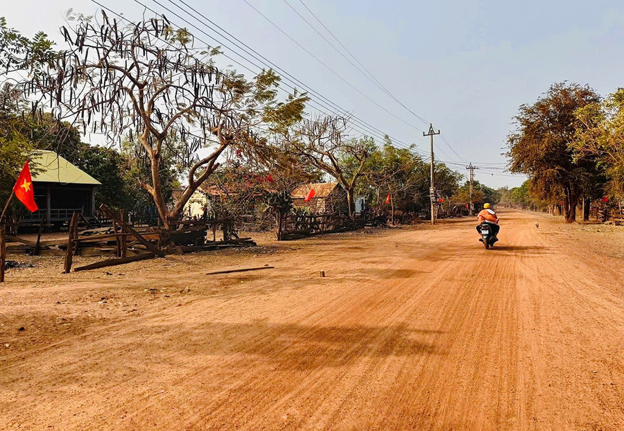 Hạ tầng giao thông chủ yếu là đường đất là trở ngại lớn của làng Khôn trong phát triển kinh tế - xã hội. Ảnh: P.D Hạ tầng giao thông chủ yếu là đường đất là trở ngại lớn của làng Khôn trong phát triển kinh tế - xã hội.
