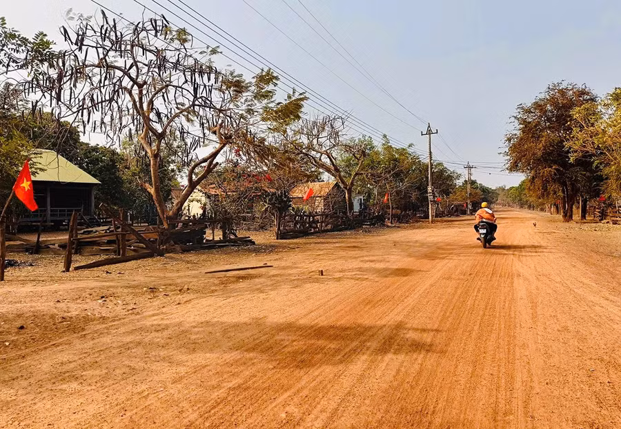 Hạ tầng giao thông chủ yếu là đường đất là trở ngại lớn của làng Khôn trong phát triển kinh tế - xã hội.
