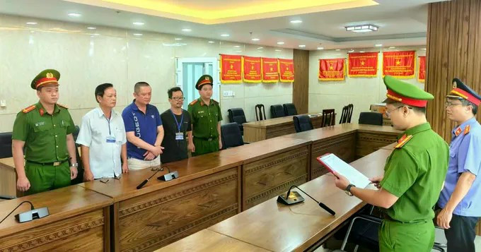 Công an TP Đà Nẵng tống đạt quyết định khởi tố bị can đối với 3 lãnh đạo Công ty Cổ phẩn Hải Vân Long Công an TP Đà Nẵng tống đạt quyết định khởi tố bị can đối với 3 lãnh đạo Công ty Cổ phẩn Hải Vân Long