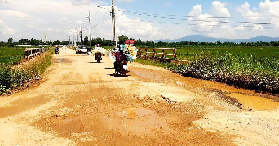 Tuyến đường bê tông xi măng liên xã nối xã An Nhơn Tây với phường Bình Định bị hư hỏng nặng do quá trình thi công cao tốc Bắc - Nam. Ảnh: V.L Tuyến đường bê tông xi măng liên xã nối xã An Nhơn Tây với phường Bình Định bị hư hỏng nặng do quá trình thi công cao tốc Bắc - Nam.