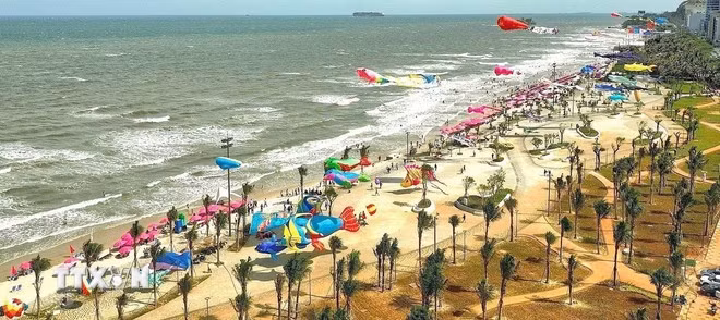 Liên hoan diều nghệ thuật “Thanh âm phong sắc - Vũ khúc của gió” diễn ra từ ngày 1-3/5/2-2025 tại Vũng Tàu. (Ảnh: TTXVN phát)